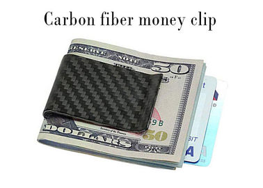 O dinheiro lustroso de pouco peso preto da fibra do carbono grampeia carteiras